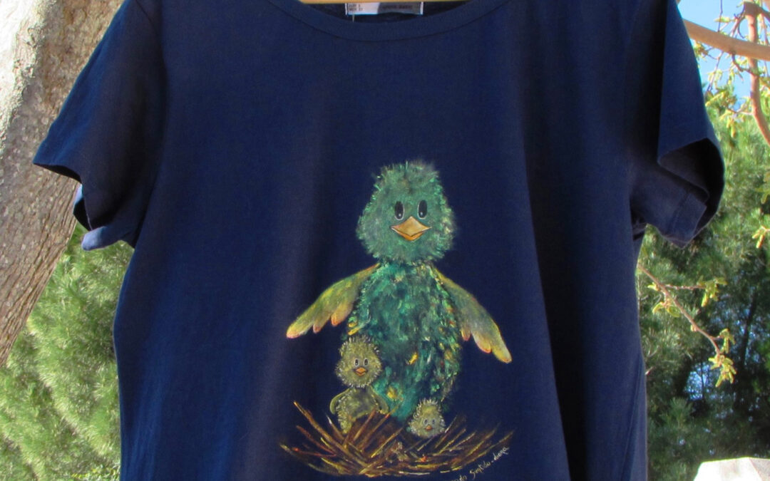 PROCESOS CREATIVOS- PINTANDO UNA CAMISETA CON UN POLLO VERDE