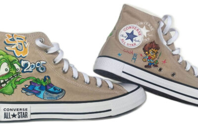 Zapatillas pintadas a mano. Autor del dibujo desconocido